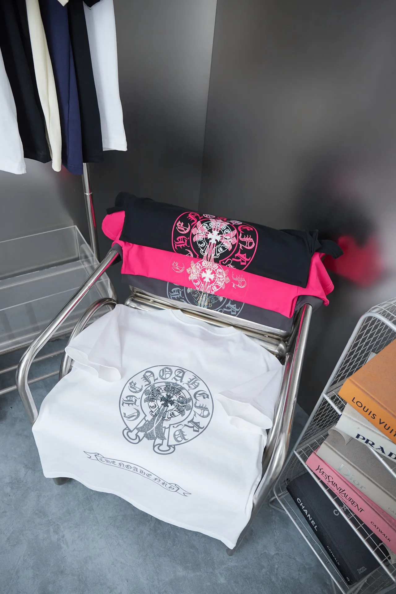🅿️190 Ch*ome Hearte 25SS early spring new style Crow heart graffiti printed hot diamond short sleeves Light luxury essential item for daily commuting for men and women Correct version Welcome to compare Detailed features · 320g 100% pure cotton double yarn jersey fabric · Custom dyed in the same cylinder, special thickened 32 pieces double-strand 1X1 thread · Digital direct printing ➕Imported Australian pearlescent diamonds · Double needle stitching and cross-stitch technology · Original main mark, washed tag, brand moisture-proof paper packaging Color: black/white/rose red/grey Size: S/M/L/XL